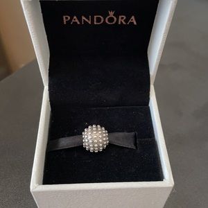 🌸 Authentic PANDORA studded clip charm
